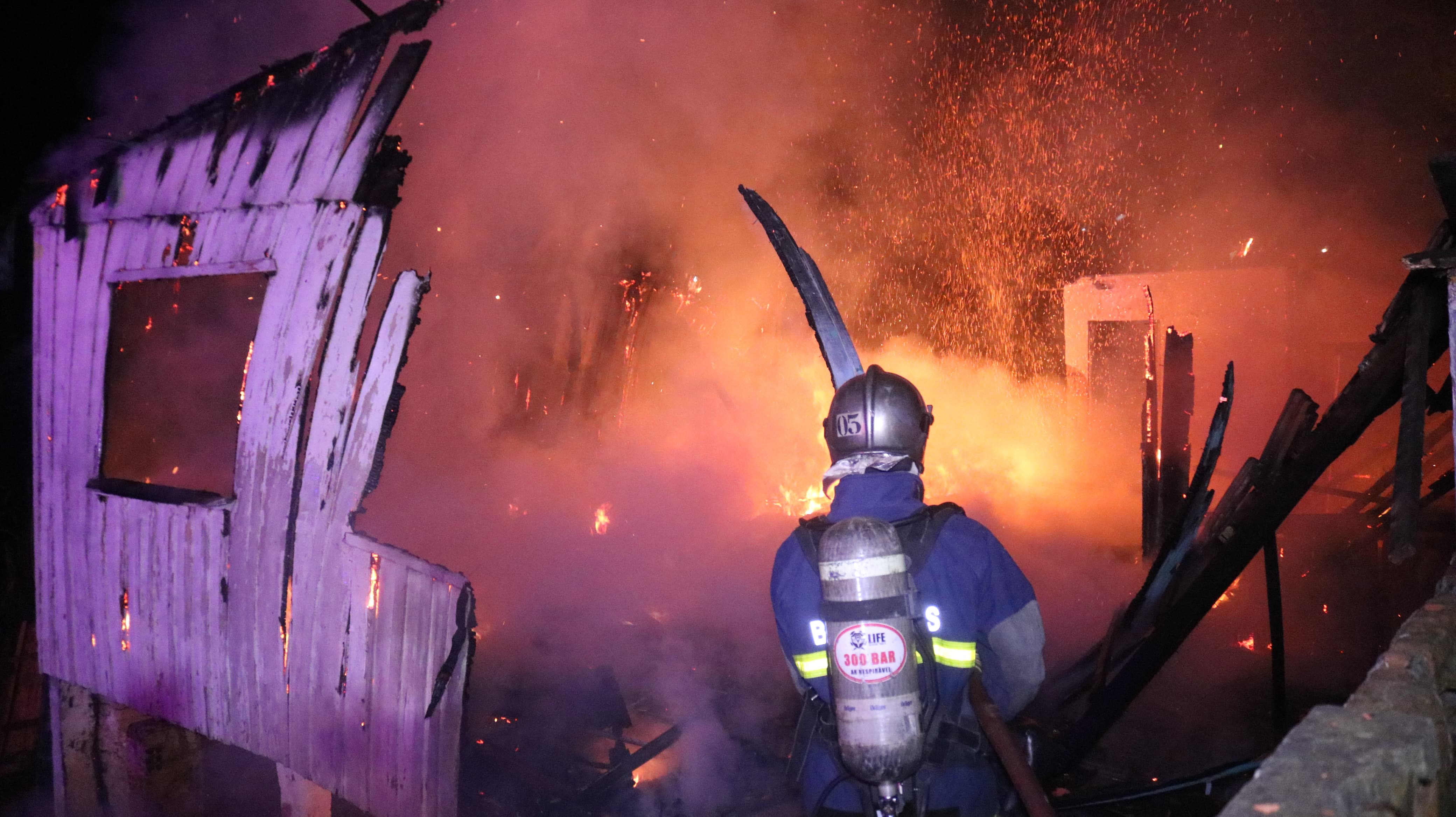 Fogo consumiu a casa na madrugada desta sexta-feira (07)