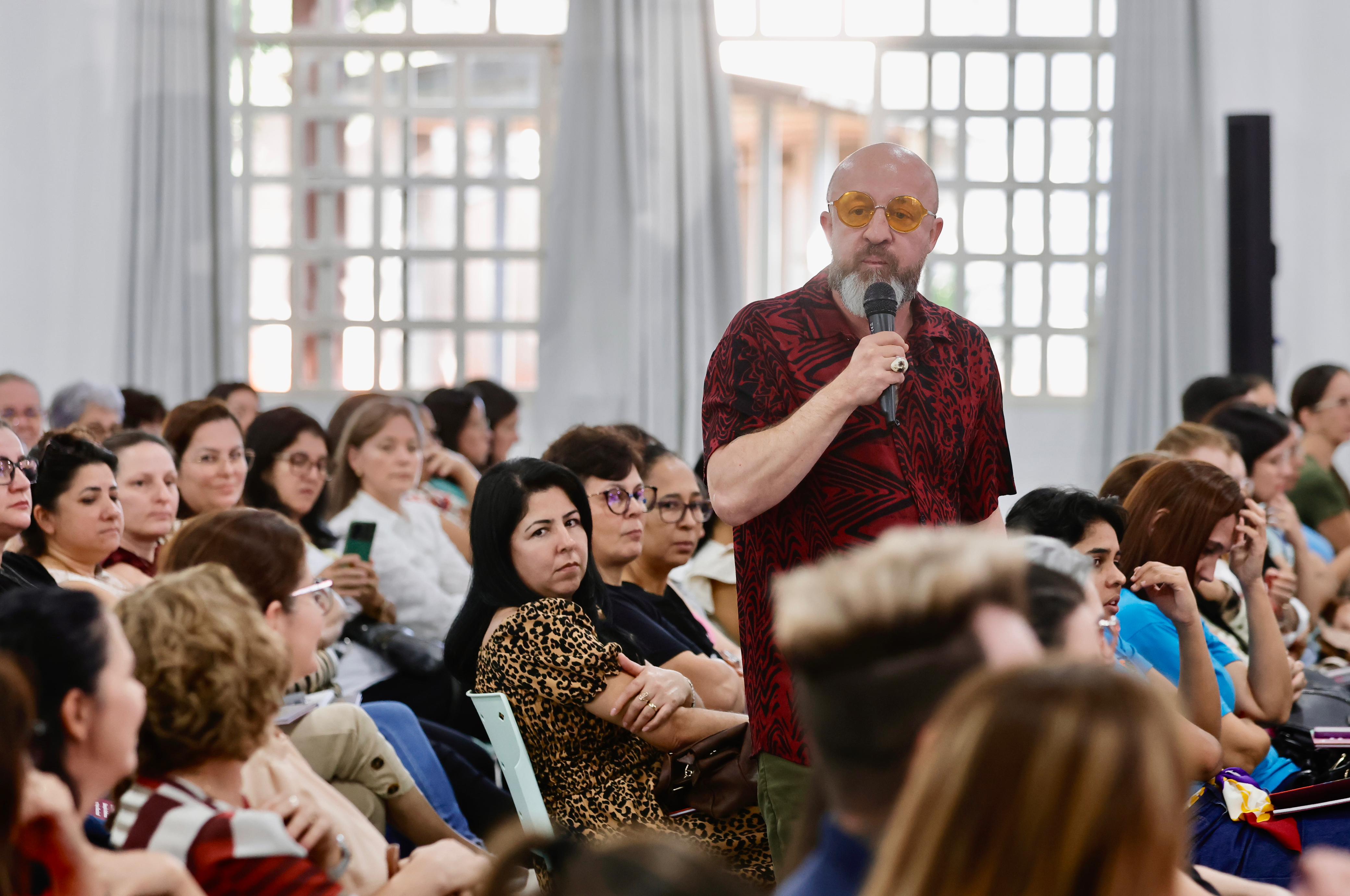 O escritor Fabrício Carpinejar ministra a palestra