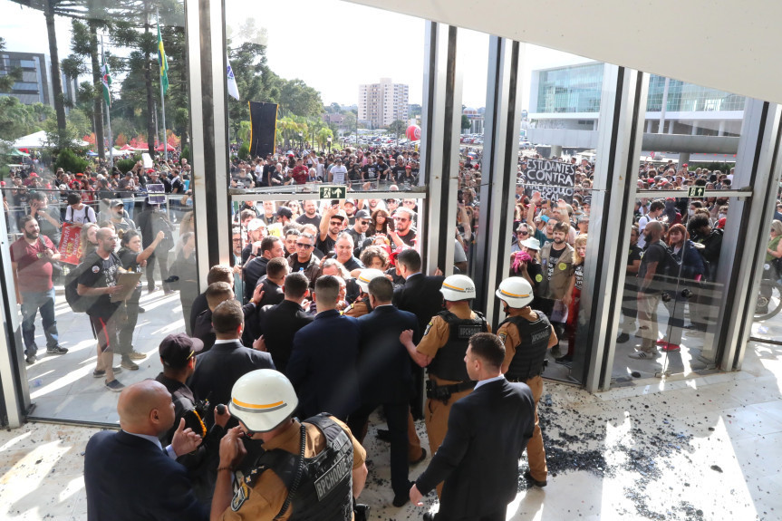 Minutos antes das 14h30, horário regimental da sessão, os manifestantes já estavam nas galerias