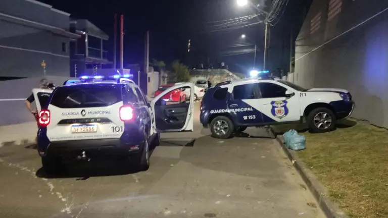 Mulher presencia morte a facadas de pai de seus filhos em Curitiba; crime aconteceu na residência do casal