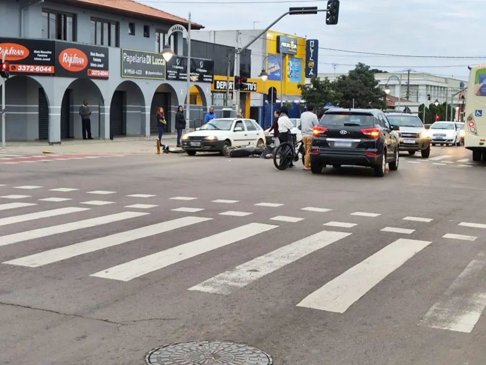 Motociclista morre na hora após batida contra carros em cruzamento de Curitiba