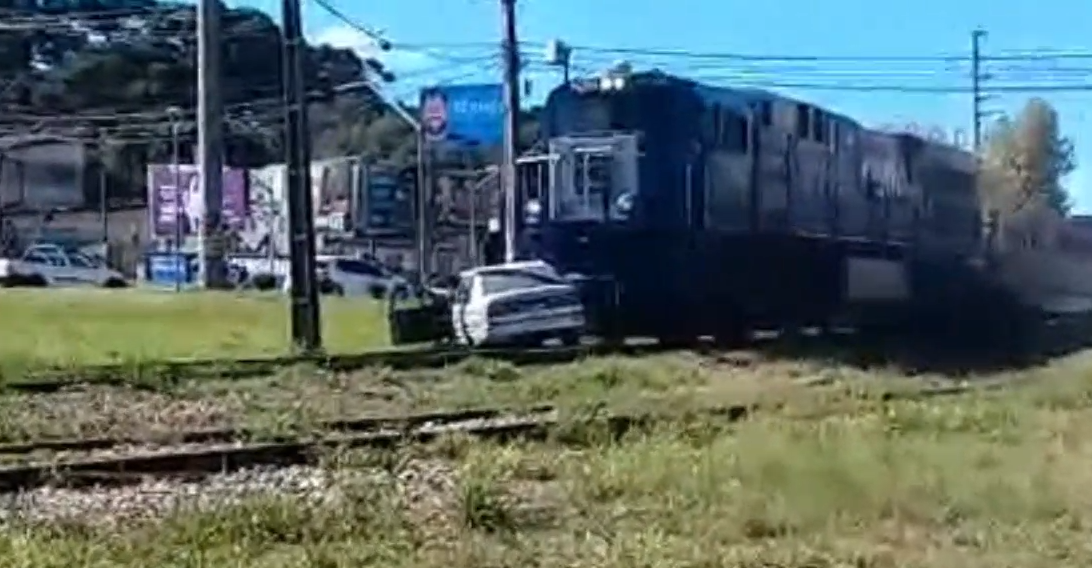 O vídeo, que registrou o momento chocante, mostra claramente o trem arrastando o carro.