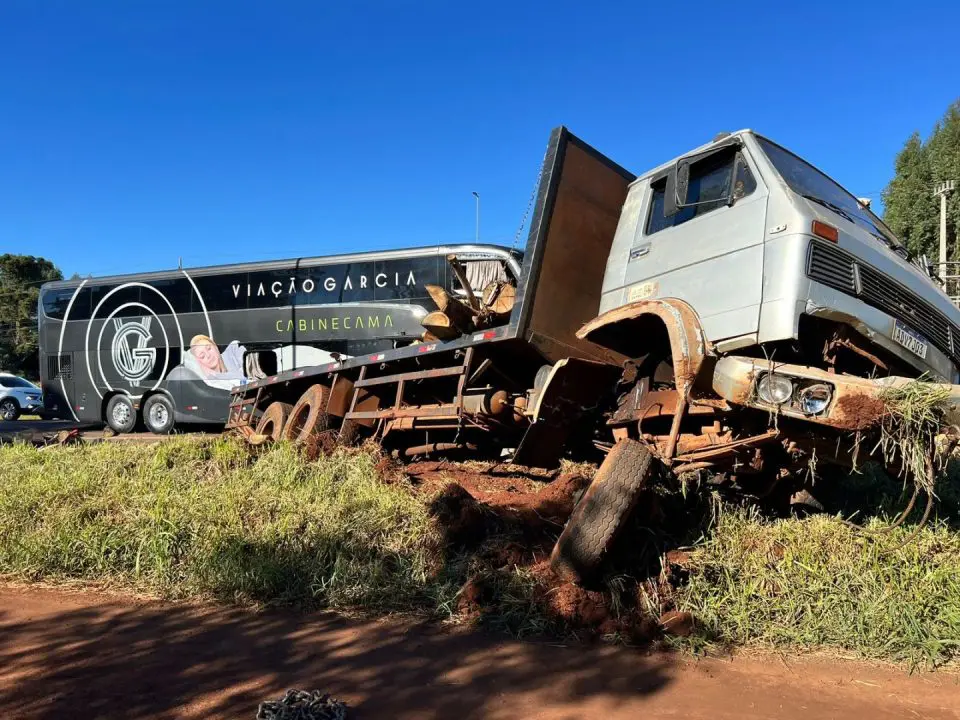 Acidente entre ônibus de viagem e caminhão carregado com toras deixa 12 feridos na BR-277