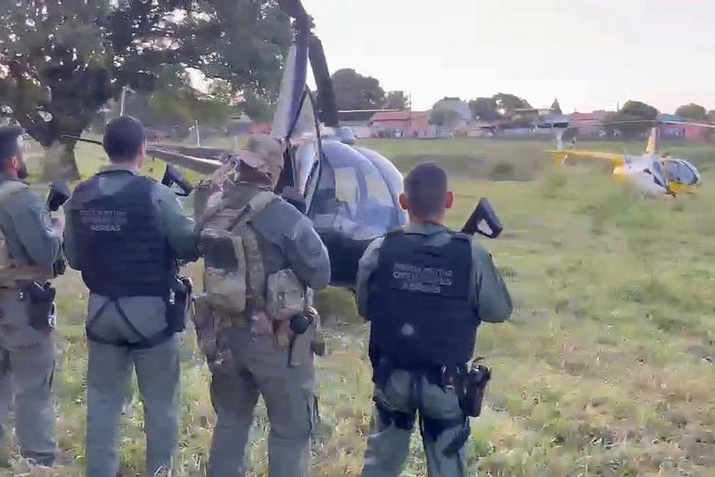 Perseguição de helicóptero: Falcão da PM ajuda PF a interceptar aeronave com 243 kg de cocaína