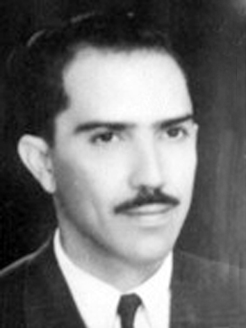 Petrônio cresceu em Minas e depois veio a estudar na Faculdade de Direito da UFMG e da USP, em 1938, se tornando advogado. Em 1949