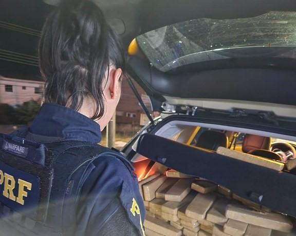 PRF recupera SUV roubado carregando quase meia tonelada de maconha em Candói
