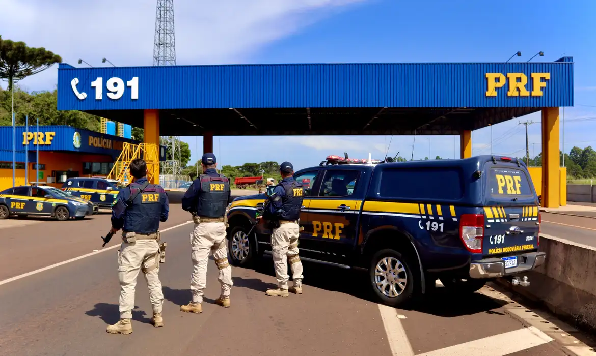 Policiais rodoviários federais realizaram a apreensão durante ronda ostensiva na BR-277