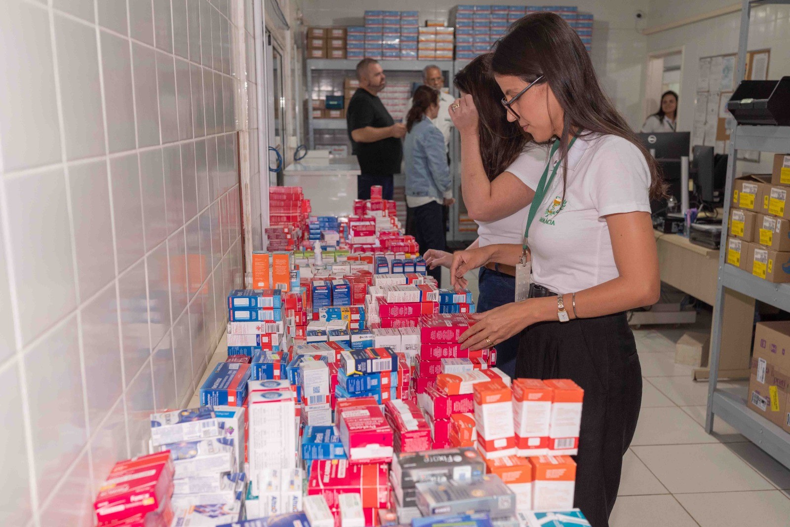 A vice-prefeita, Rita Araújo, esteve na Farmácia Municipal e destacou a solidariedade dos médicos que doaram os medicamentos