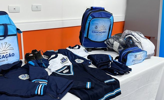 Os kits escolares contêm camisetas, calças, bermudas, jaquetas, mochilas e tênis de alta qualidade