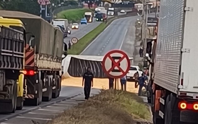 Tombamento aconteceu na manhã deste sábado (18)