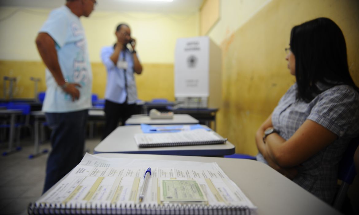 Mesárias e mesários são cidadãs e cidadãos, convocados ou voluntários, que trabalham na mesa receptora de votos