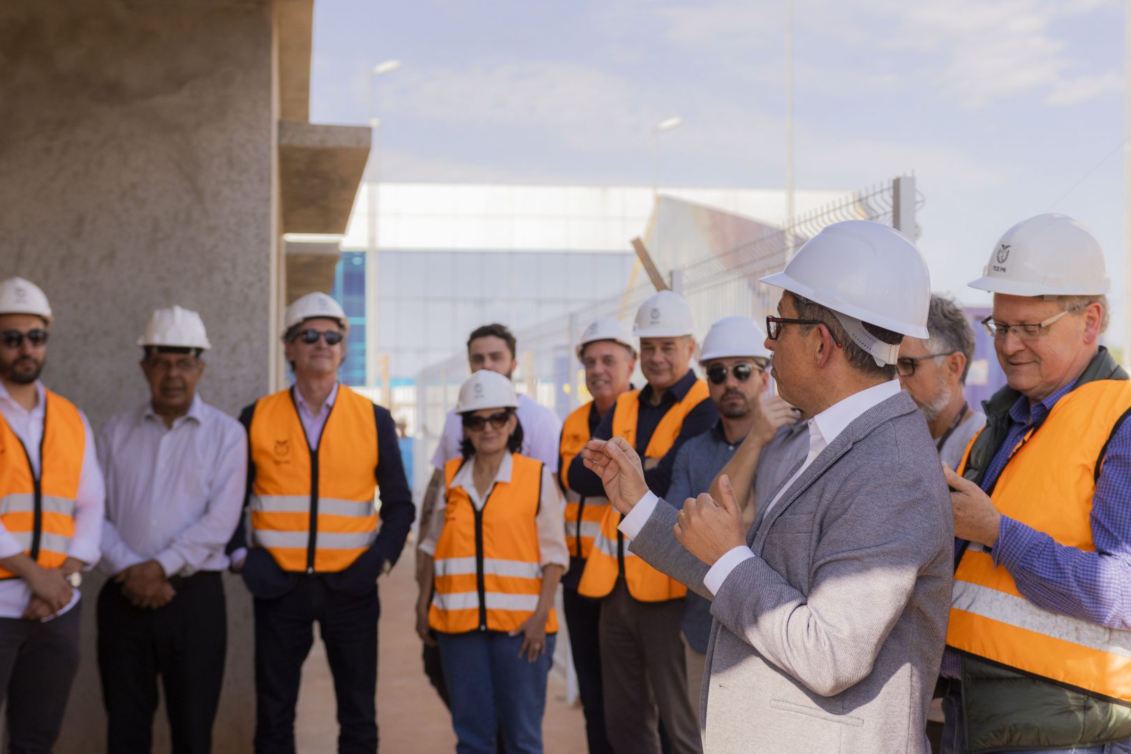 Nesta terça-feira (18), os alunos deram início às visitas às obras