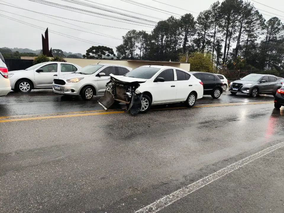 Nissan Versa branco ficou com a frente totalmente destruída