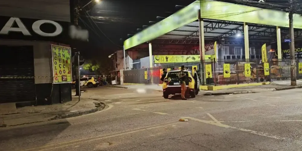 A vítima caminhava com o filho, quando foi surpreendida pelo autor do crime