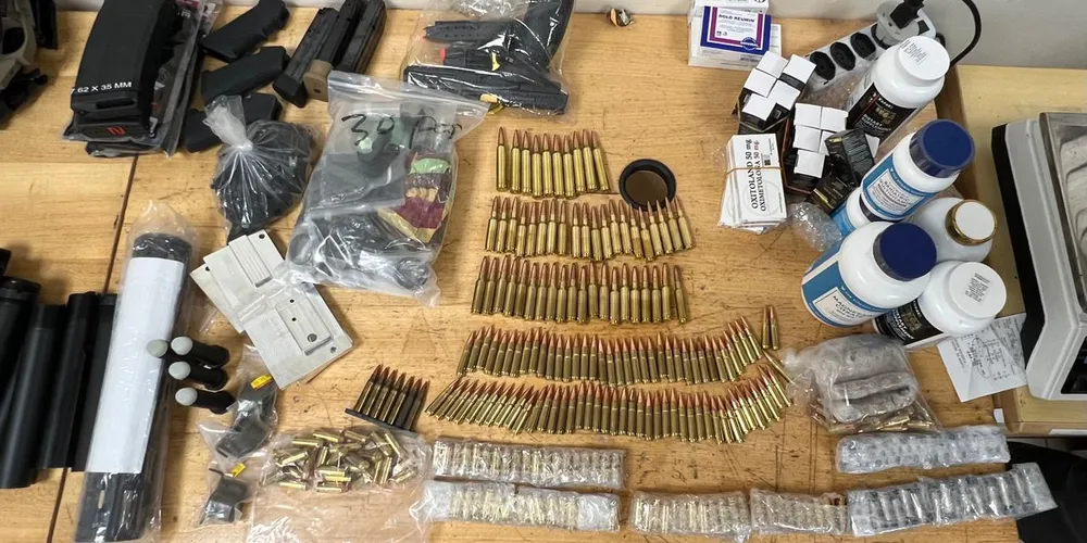 Foram apreendidos vários fuzis desmontados, munições e anabolizantes