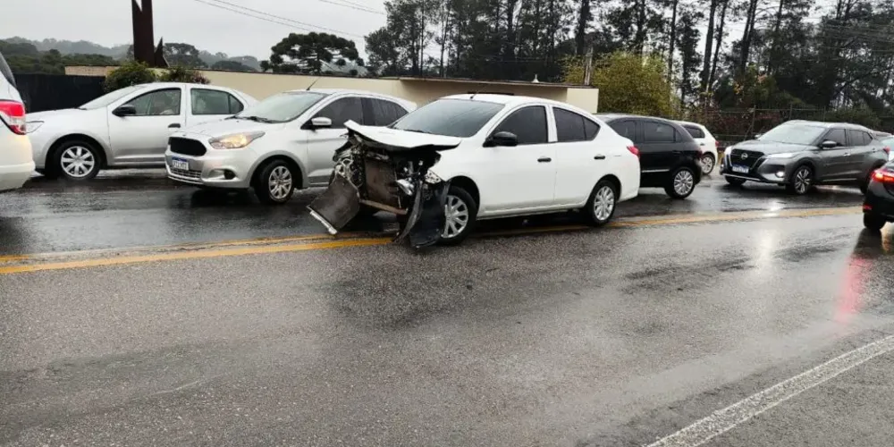 Nissan Versa branco ficou com a frente totalmente destruída