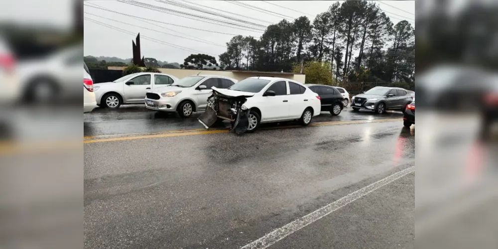 Nissan Versa branco ficou com a frente totalmente destruída