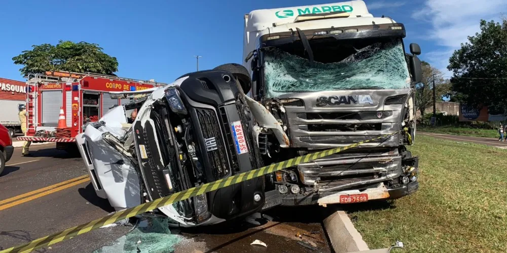 Veículos ficaram totalmente destruídos com o acidente