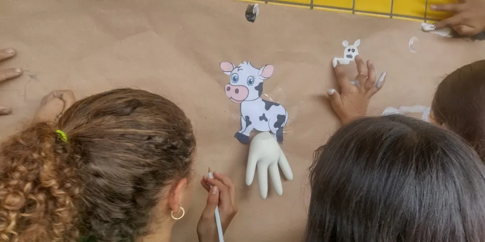 Confecção de cartaz mostrou aos demais colegas de instituições a vantagem deste consumo