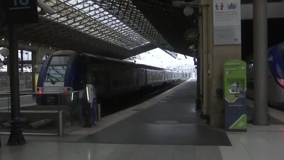 O Rémi Train Centre Val de Loire disse que as viagens em suas linhas ferroviárias seriam interrompidas pelo menos até segunda-feira (29)