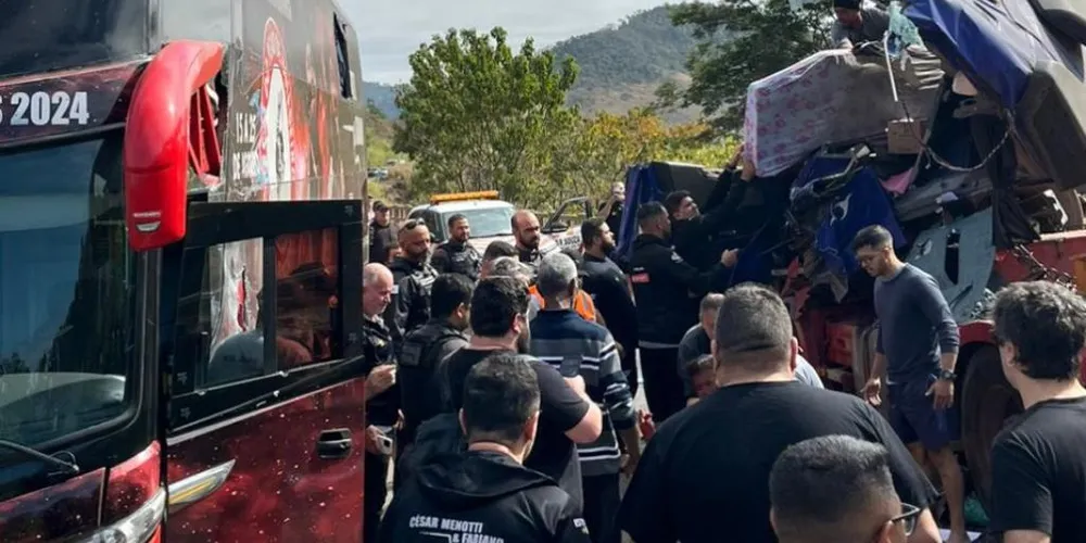 O acidente causou o bloqueio total da BR-262