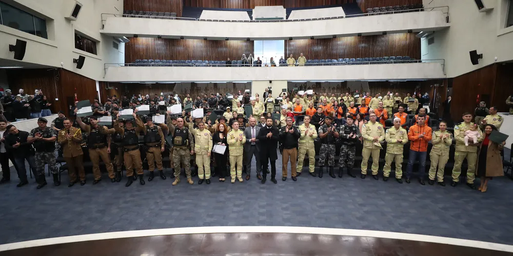 A sessão solene desta terça-feira (16), no Plenário Waldemar Daros da Assembleia Legislativa, prestou homenagem às Forças de Segurança do Paraná que participaram da Missão de Ajuda Humanitária ao Rio Grande do Sul