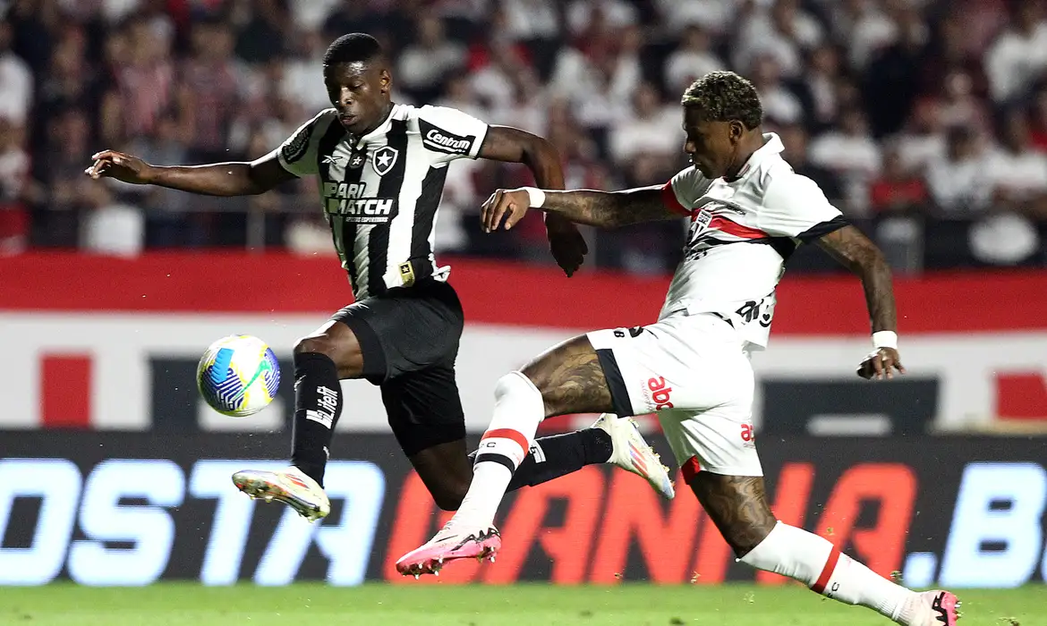 Jogo acontece no estádio Nilton Santos