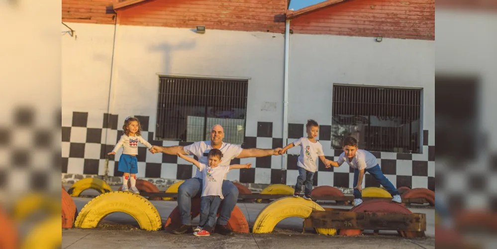 Fellipe Vargas e seus filhos Lucca, Theo, Gael e Liz Maria
Vargas ( Dia dos Pais 2024).