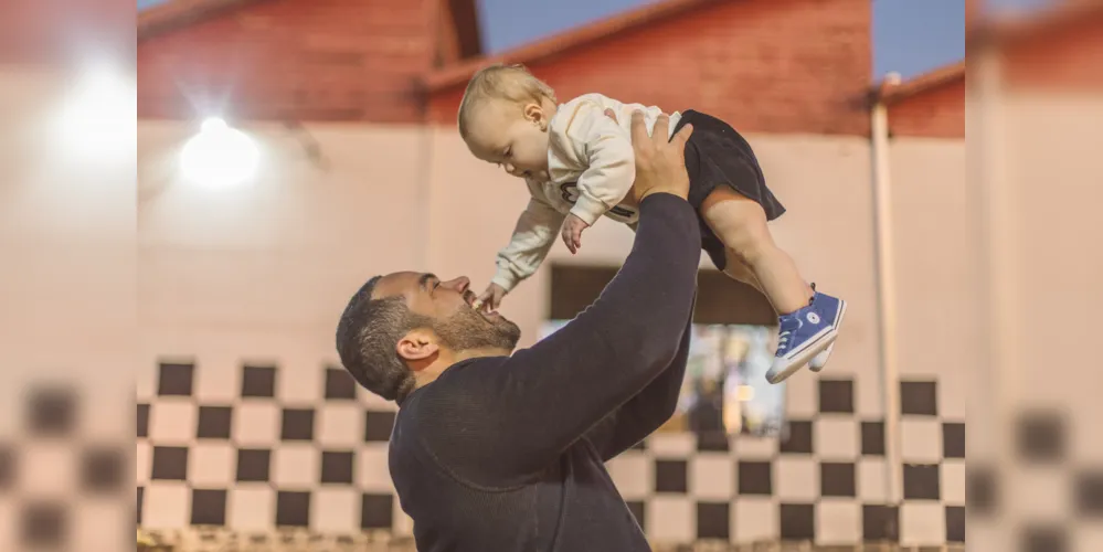 Yata Anderson Batista Oliveira de Souza e sua filha Aurora Giulia De Oliveira Lobacz.