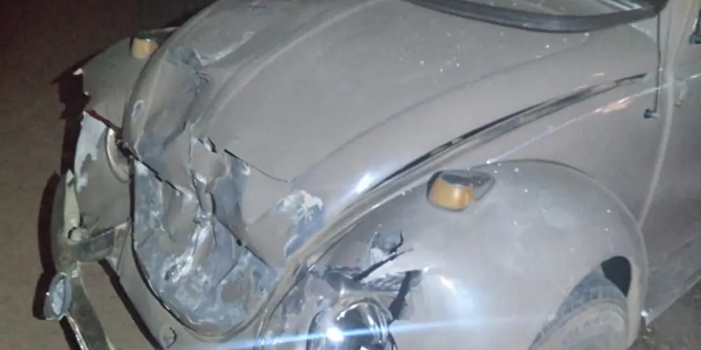 Motorista do Fusca foi atendido pelo Corpo de Bombeiros