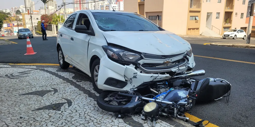 Motocicleta chegou a ser arrastada por alguns metros após o impacto