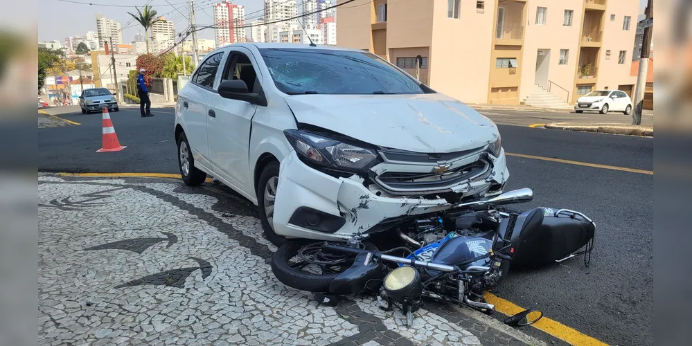 Motocicleta chegou a ser arrastada por alguns metros após o impacto