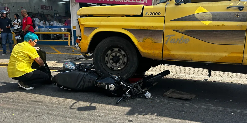 Primeira moto envolvida na batida foi parar embaixo do pneu frontal esquerdo da caminhonete