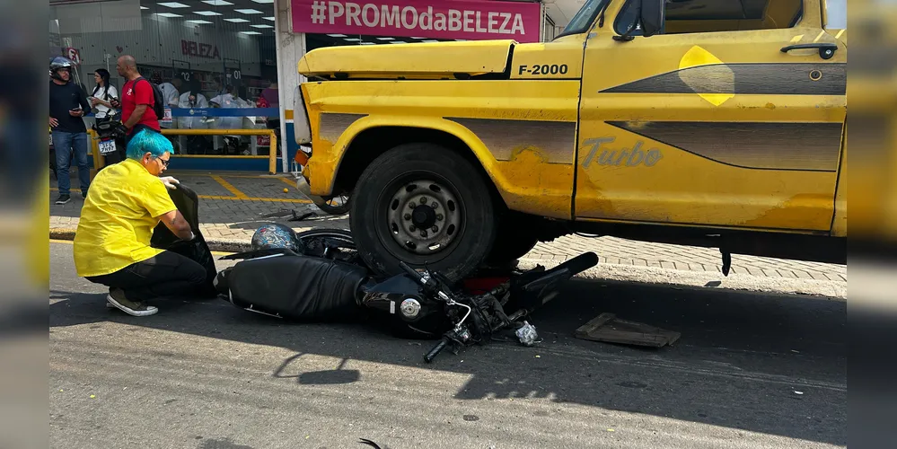 Primeira moto envolvida na batida foi parar embaixo do pneu frontal esquerdo da caminhonete