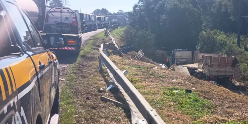 Motoristas estão reduzindo a velocidade ao passar próximo à região do acidente, o que provoca lentidão na rodovia