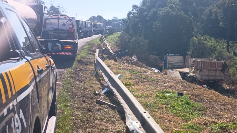 Motoristas estão reduzindo a velocidade ao passar próximo à região do acidente, o que provoca lentidão na rodovia