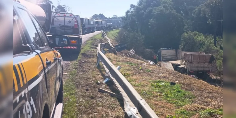 Motoristas estão reduzindo a velocidade ao passar próximo à região do acidente, o que provoca lentidão na rodovia