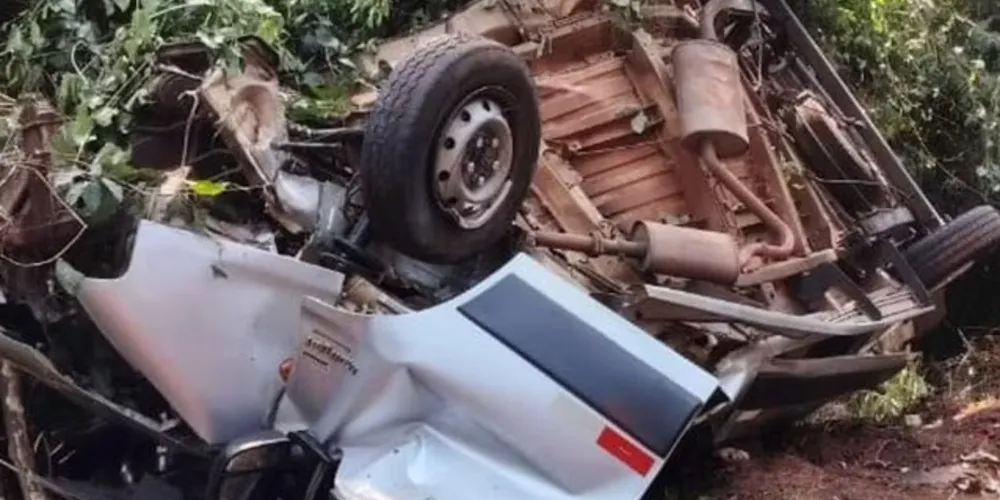 Veículo ficou totalmente destruído após o acidente