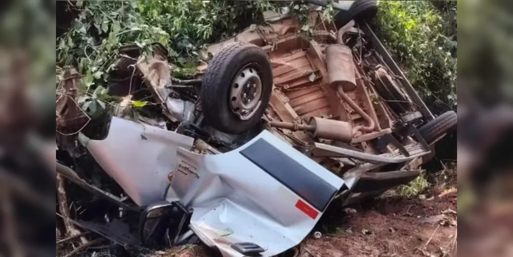 Veículo ficou totalmente destruído após o acidente