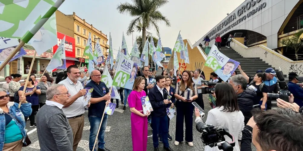 Aliel Machado (PV) e Liliane Chociai (PSB) durante caminhada pelo Centro de Ponta Grossa