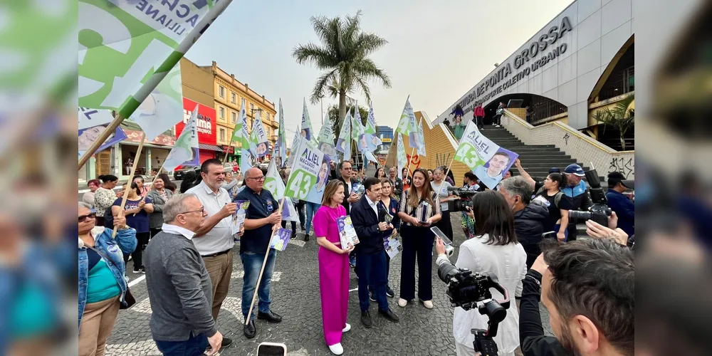 Aliel Machado (PV) e Liliane Chociai (PSB) durante caminhada pelo Centro de Ponta Grossa