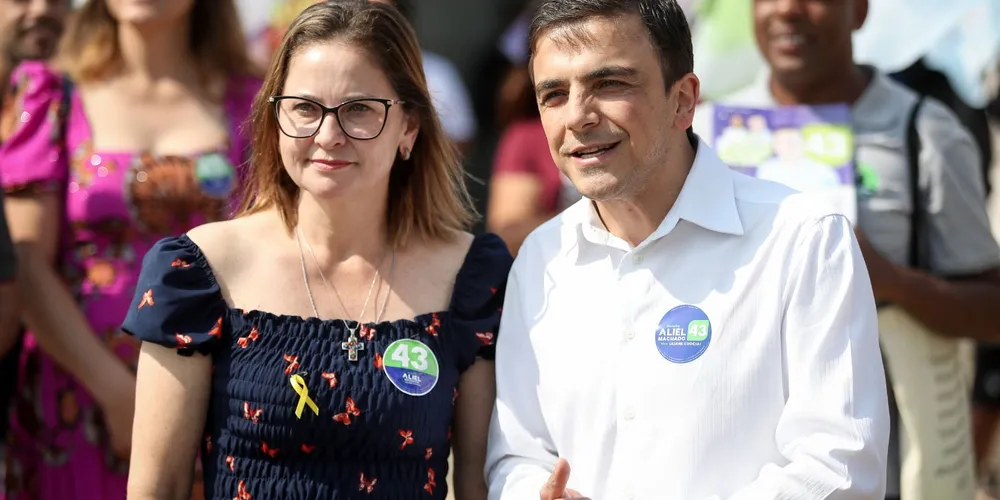 Aliel Machado (PV) e Liliane Chociai (PSB) durante ação de campanha, no Parque Ambiental