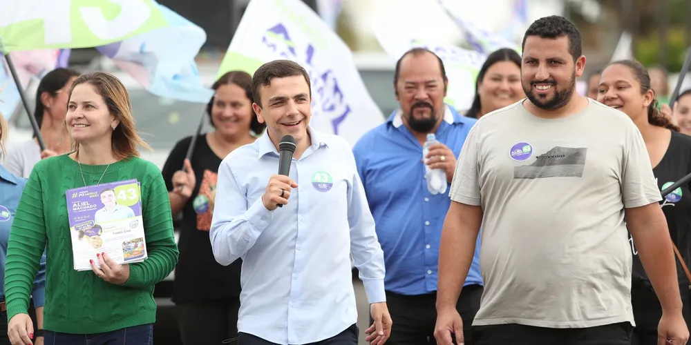Aliel Machado (PV) durante caminhada com apoiadores, nesta quinta-feira (19)