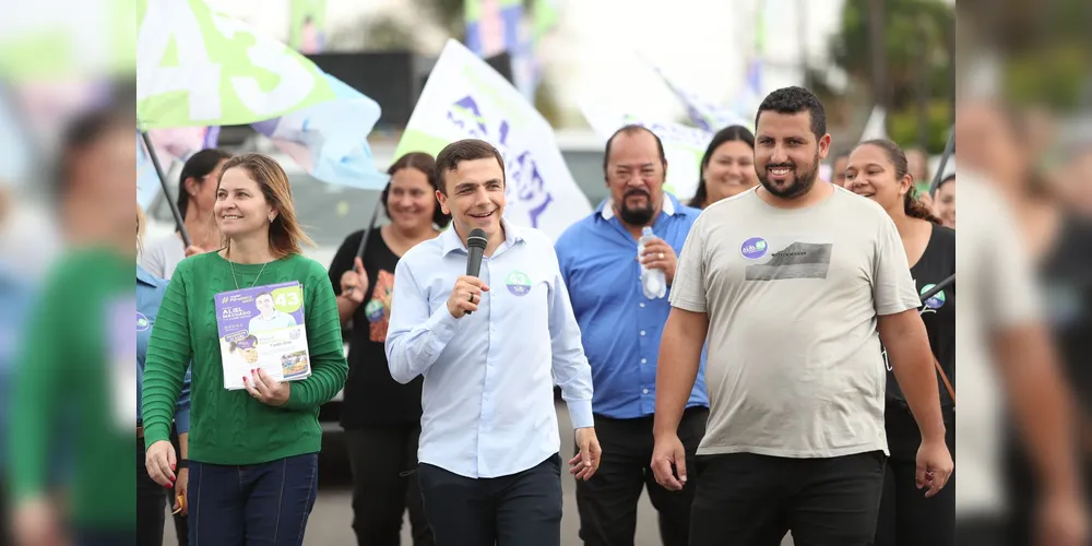 Aliel Machado (PV) durante caminhada com apoiadores, nesta quinta-feira (19)