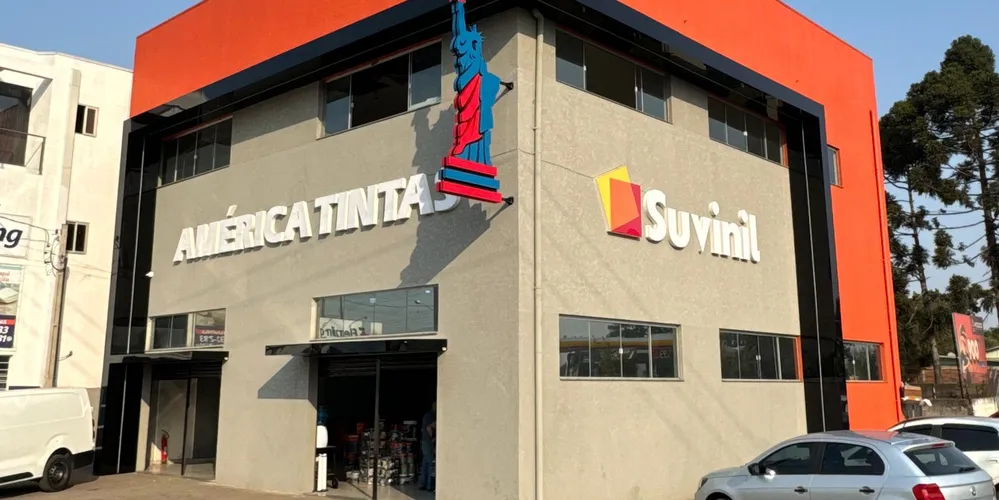 Fachada da unidade inaugurada em Castro une minimalismo e futurismo em cada detalhe