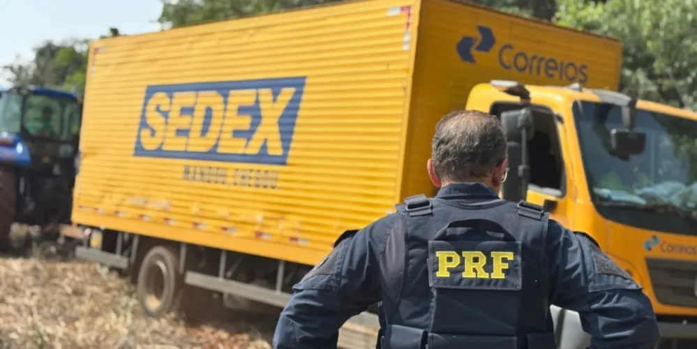 Veículo pertence a uma empresa prestadora de serviços dos Correios