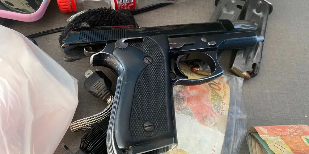 Armas, drogas e dinheiro foram apreendidos durante a ação desta quarta-feira (28)