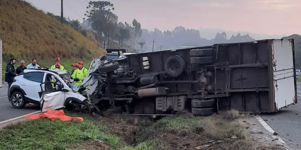 Colisão envolveu um carro e um caminhão, no km 292, sentido Castro a Carambeí