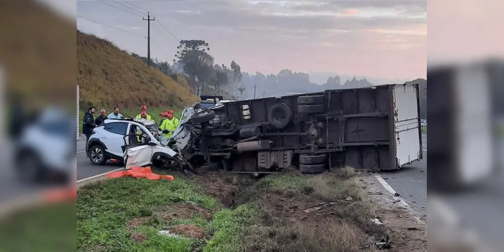 Colisão envolveu um carro e um caminhão, no km 292, sentido Castro a Carambeí