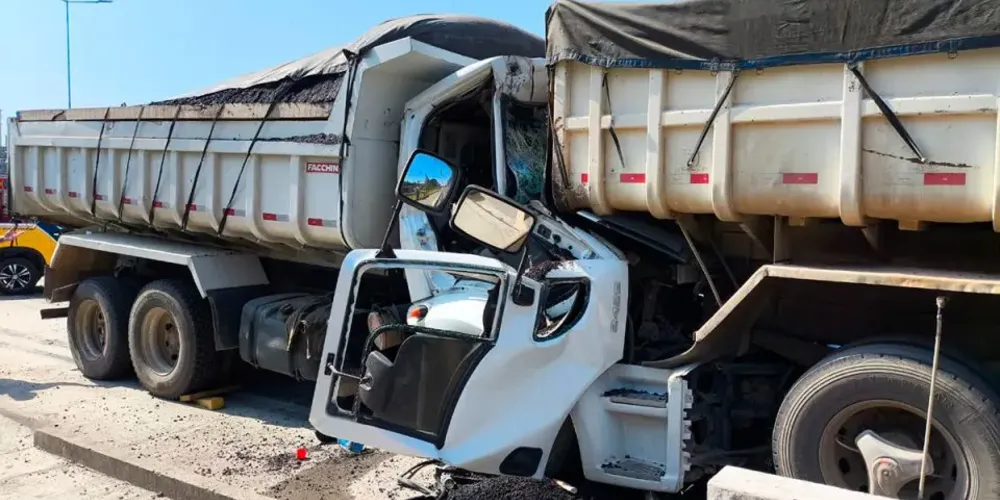 Caminhão caçamba colidiu na traseira de outro
